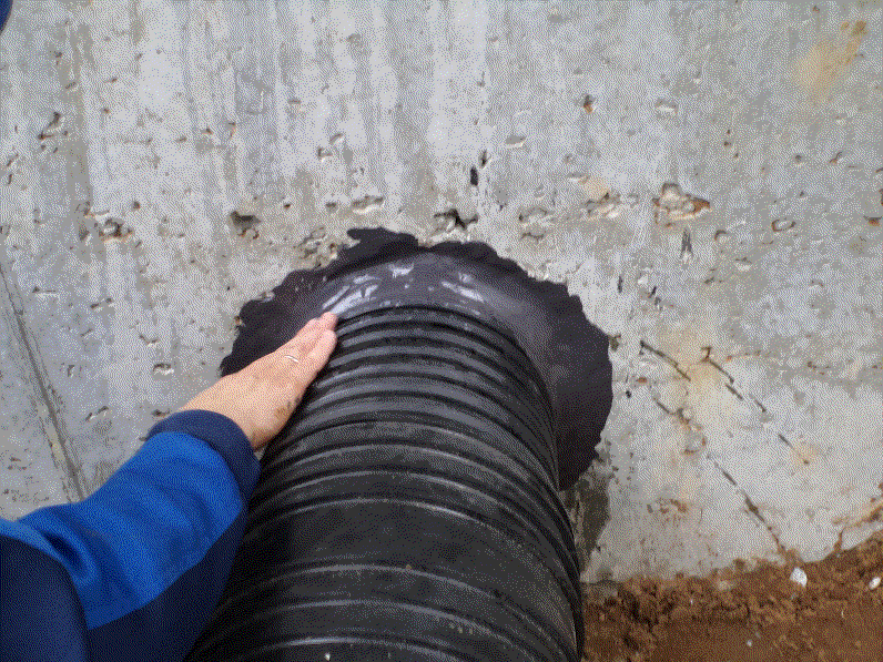 Гидроизоляция примыкания пластиковой гильзы к бетону 